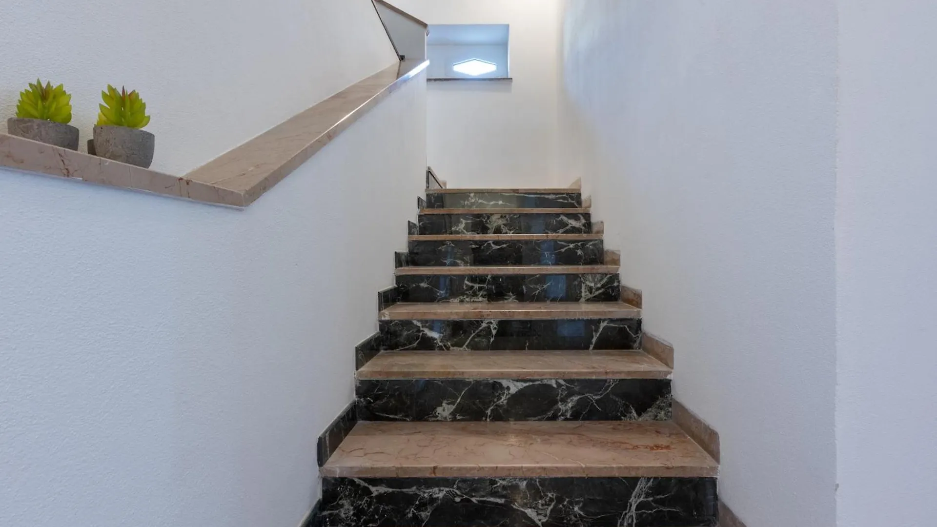 Отель Hesa House Кальяри 0*,